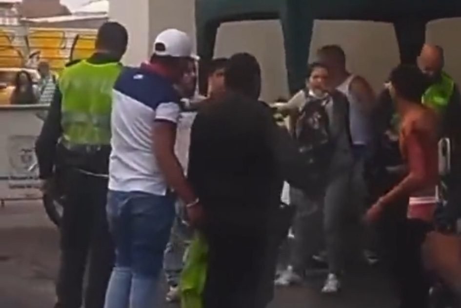 Riña entre dos hombres en el centro de Cali CW Noticias Esta tarde