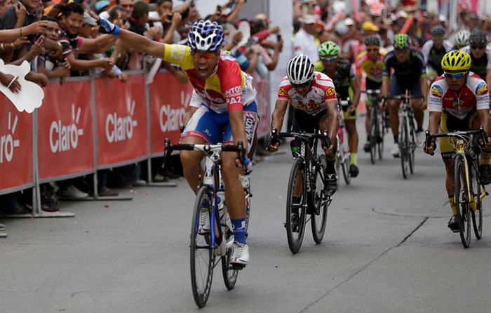 El ciclista vallecaucano Cristián Tamayo ganó en casa la primera etapa de la Vuelta a Valle