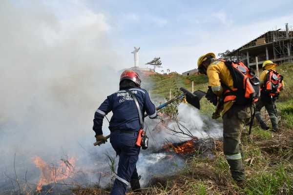 Alcaldía ofrece hasta $5 millones para capturar a responsables de incendios en áreas protegidas y en bienes públicos o privados