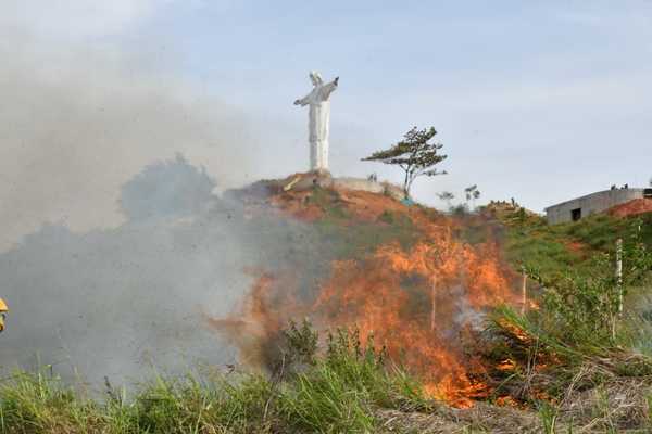 Bomberos le siguen el rastro a la ‘huella’ criminal del incendio en Cristo Rey