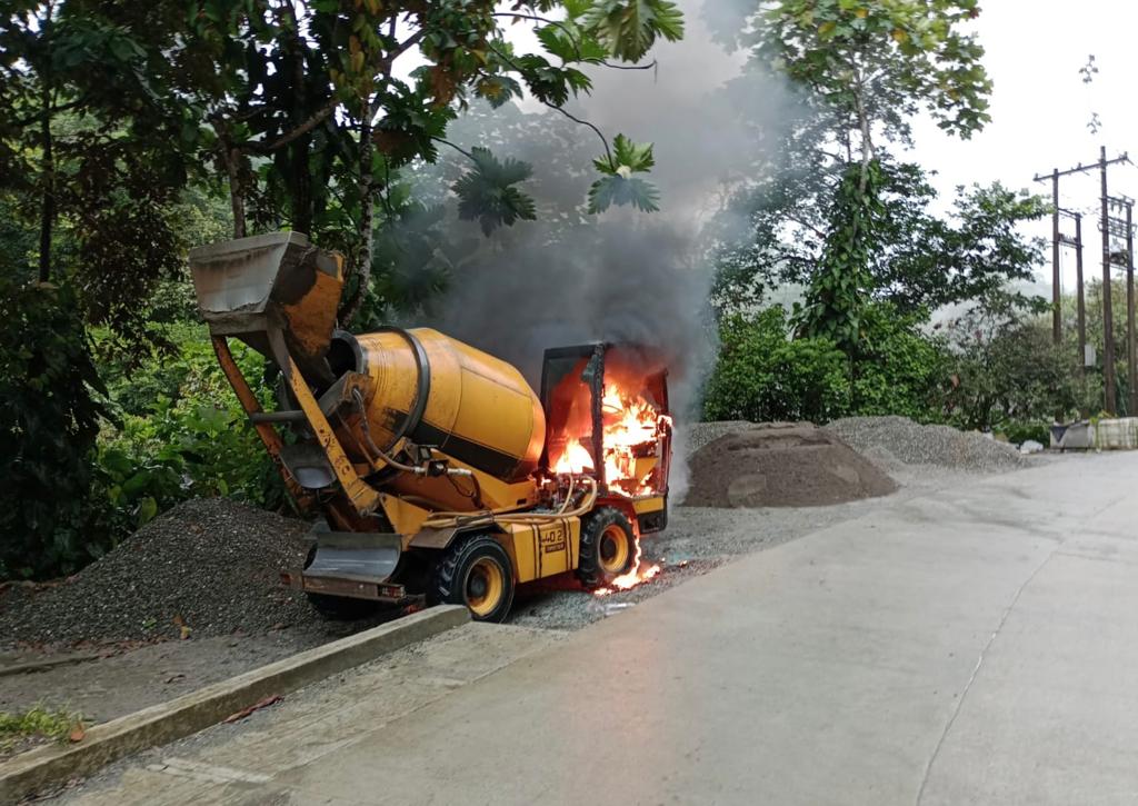 Por intimidaciones y quema de maquinaria se suspenden obras en la vía Simón Bolívar, Gobierno del Valle pide intervención de MinDefensa