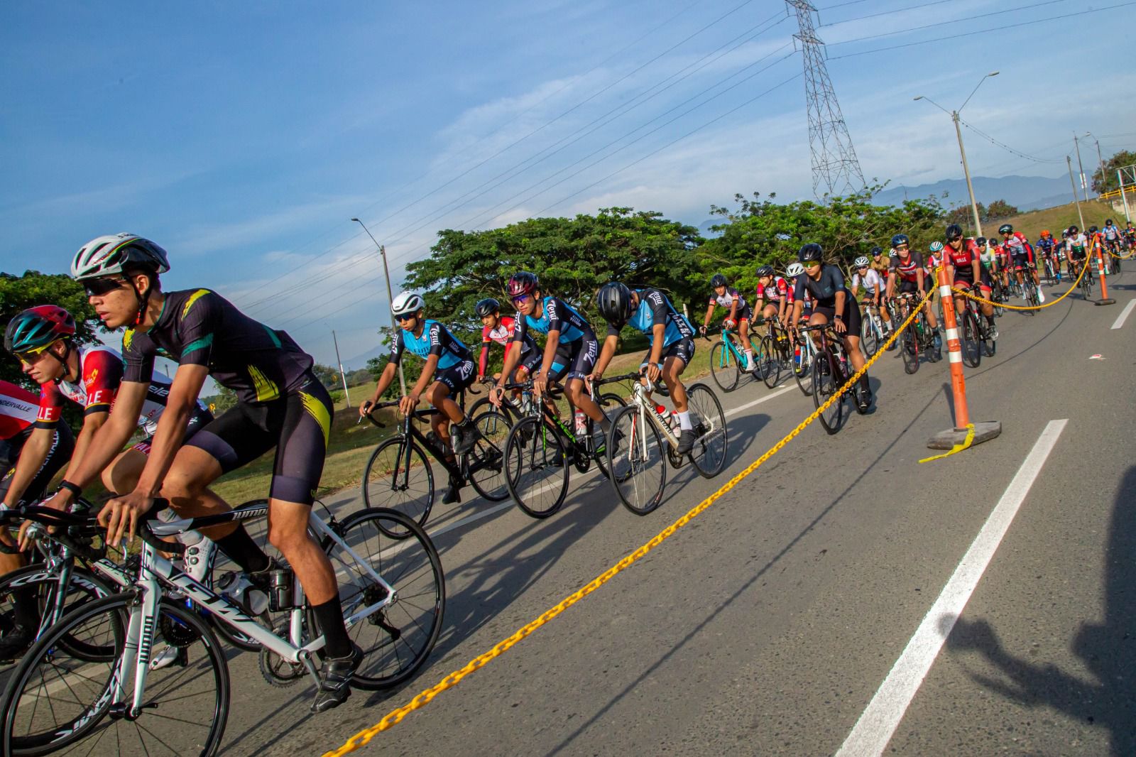 Ciclistas Valle Oro Puro se tomaron la Ciclovía ‘Valle Invencible’ en medio de la celebración del Día del Padre