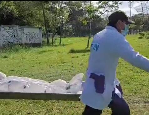 Trágico hallazgo en un parque de Bucaramanga: encontraron un cadáver con signos de violencia