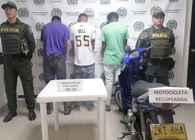 Tres menores de edad dos de ellos de 14 y uno más de 16 años fuerón aprehendidos por movilizarse en una moto robada