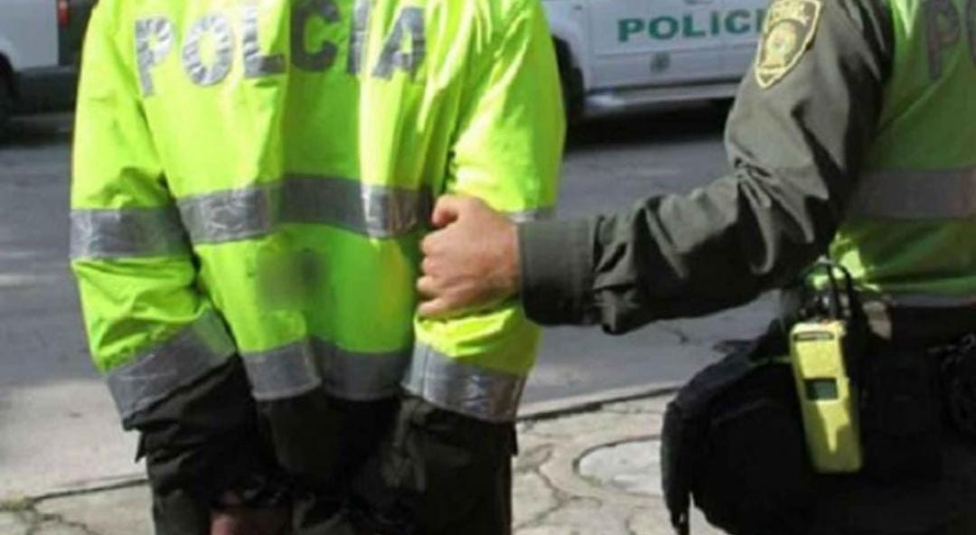 Policía fue capturado por robarse una billetera durante un procedimiento en Santander
