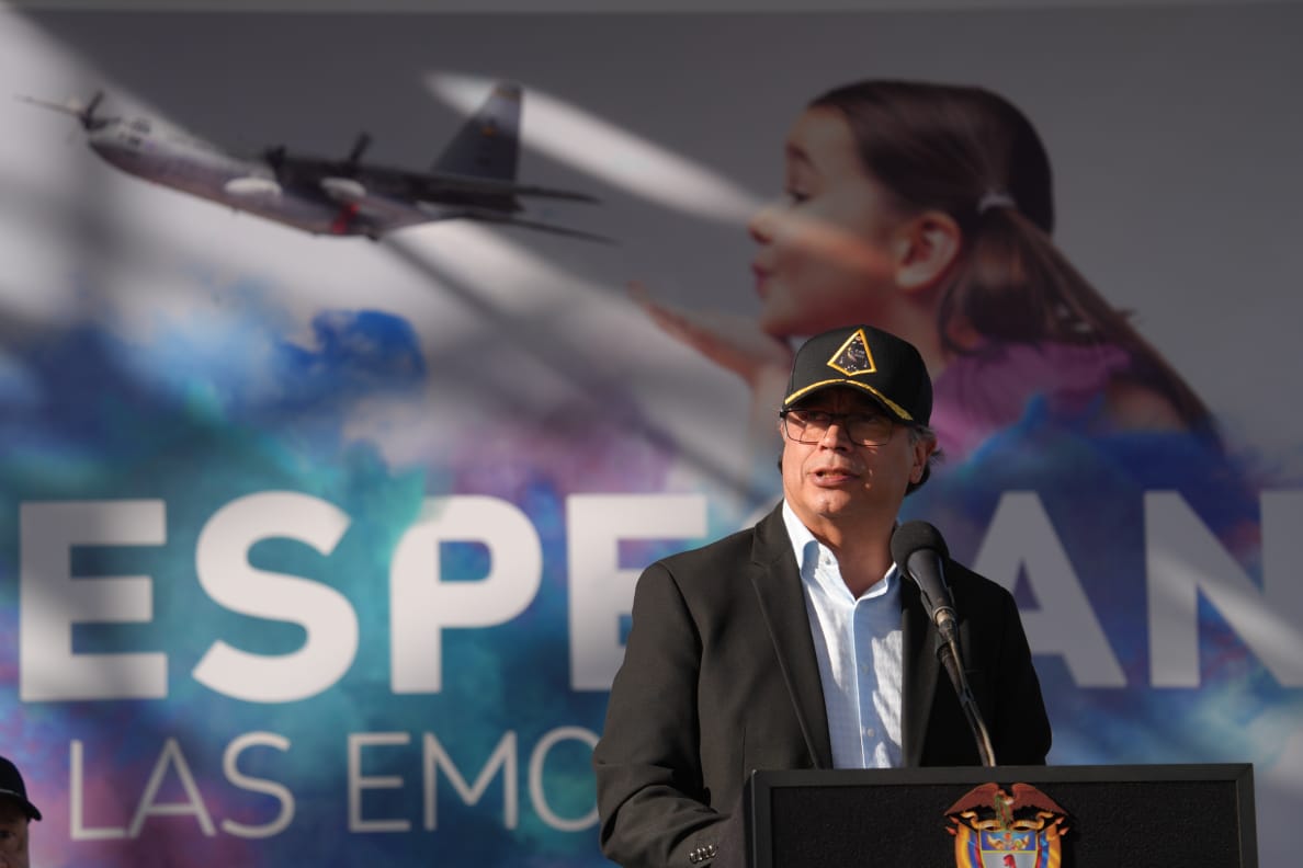 Es necesario fortalecer las capacidades de las fuerzas aéreas y naval para defender todo el territorio nacional: Presidente Petro