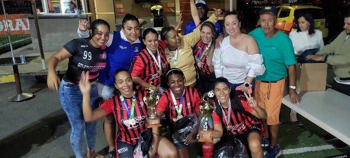 Secretaría del Deporte levantó el trofeo de campeona en el Torneo de Futsal Femenino Interorganismos