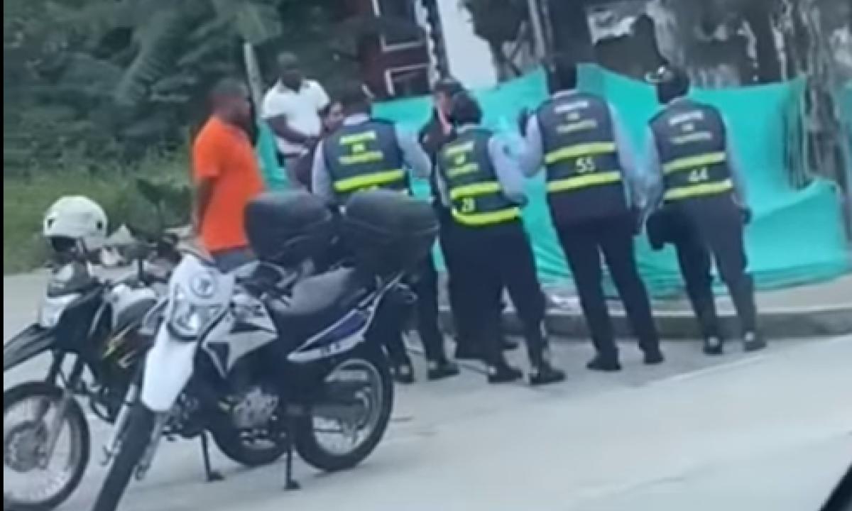 Agente de tránsito inmoviliza moto de policía en Buenaventura