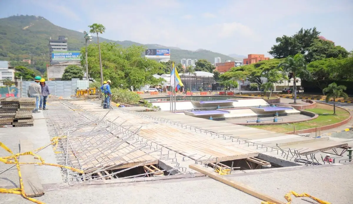 ⁠Alcalde de Cali inspeccionó obras del puente vehicular que entraron en etapa final