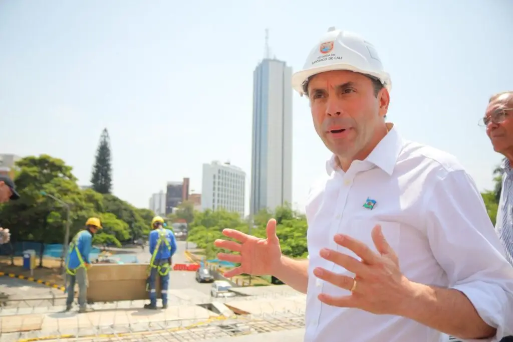 ⁠Alcalde de Cali inspeccionó obras del puente vehicular que entraron en etapa final