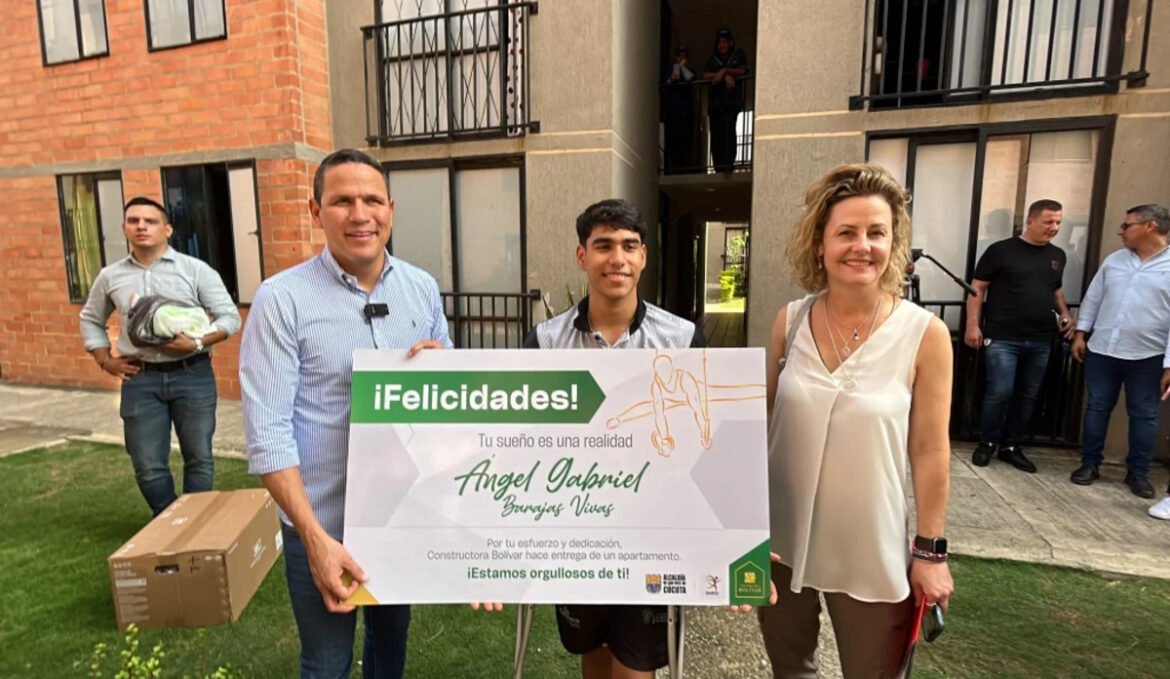 Ángel Barajas y su DT, reciben casa tras ganar medalla Olímpica