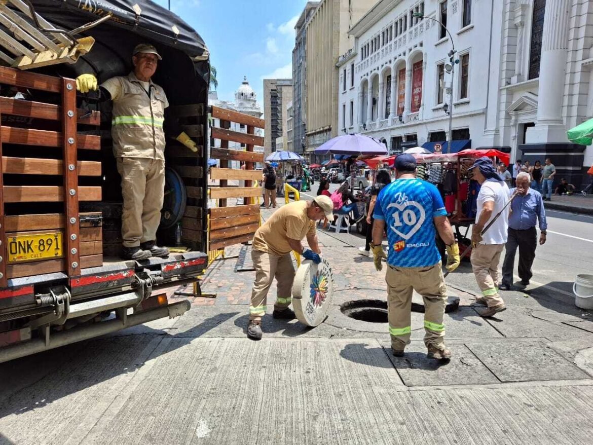 Cambian tapas de alcantarillados por unas alusivas a la COP16