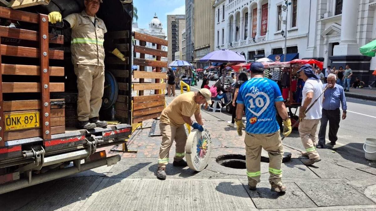 Cambian tapas de alcantarillados por unas alusivas a la COP16