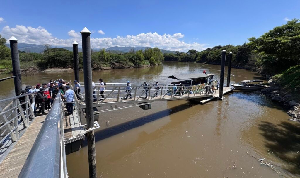 Navegación en barco por el río Cauca en el Valle. Foto: CW+