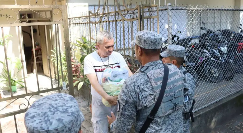 Plan Buen Vecino lleva apoyo a familias afectadas tras atentado en Cali. Foto: Fuerza Aeroespacial Colombiana