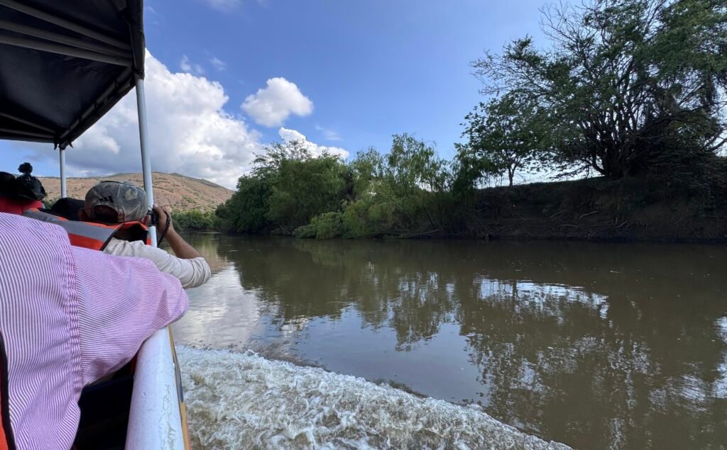 Barco escuela de la CVC recorre el río Cauca y conecta con la Laguna de Sonso. Foto: CW+