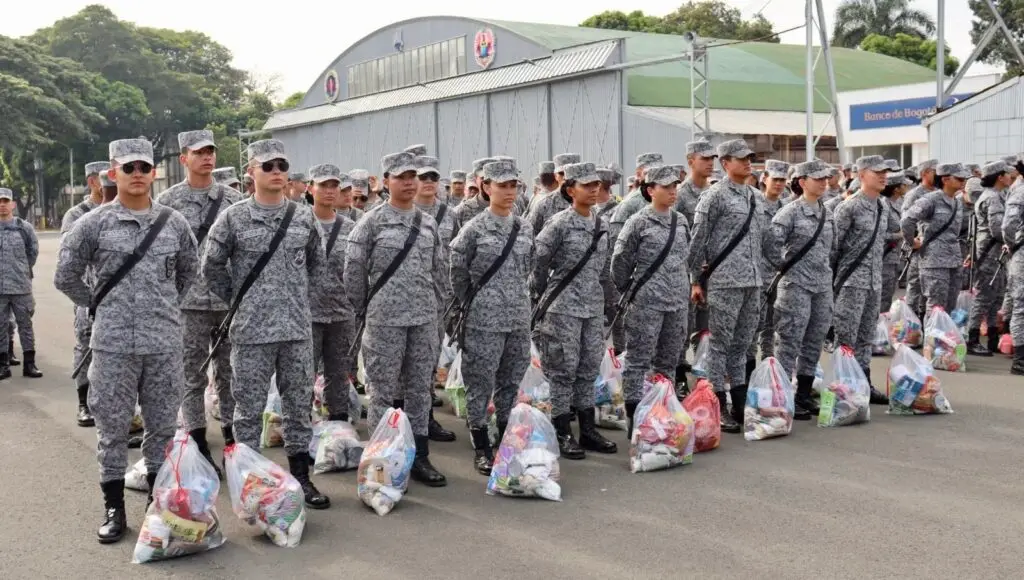 Fuerza Aeroespacial y Alcaldía entregan asistencia a familias afectadas por ataque. Foto: Fuerza Aeroespacial Colombiana