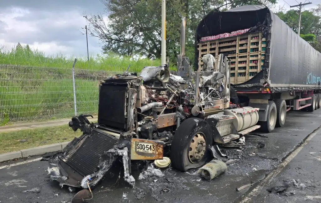 Incineran tractomula frente a la Universidad del Valle