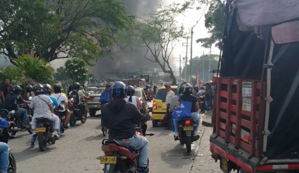Bomberos atienden incendio en el barrio Siloé este 7 de noviembre en Cali