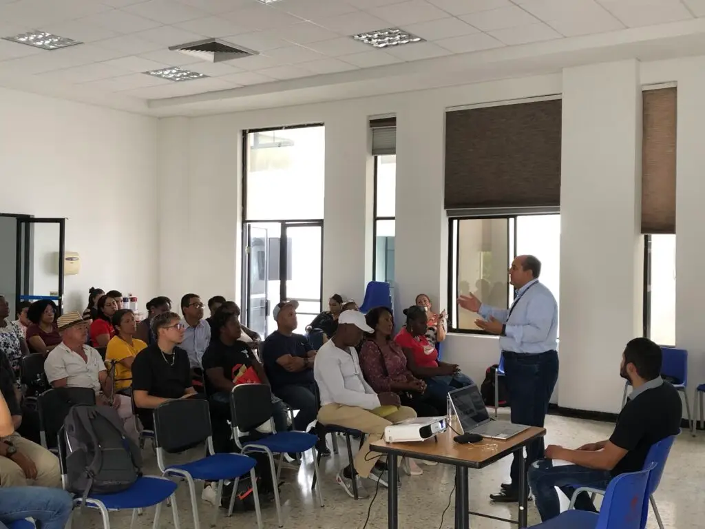 Temporada navideña en Cali: 240 vendedores se capacitan para atender a la ciudad