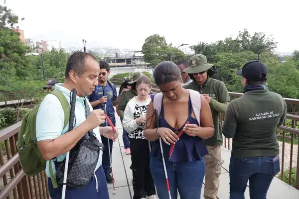 Recorrido inclusivo en Cristo Rey permite sentir biodiversidad a personas con baja visión