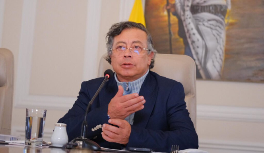 Petro defiende aumento del salario mínimo y responde a críticas por decreto y deuda