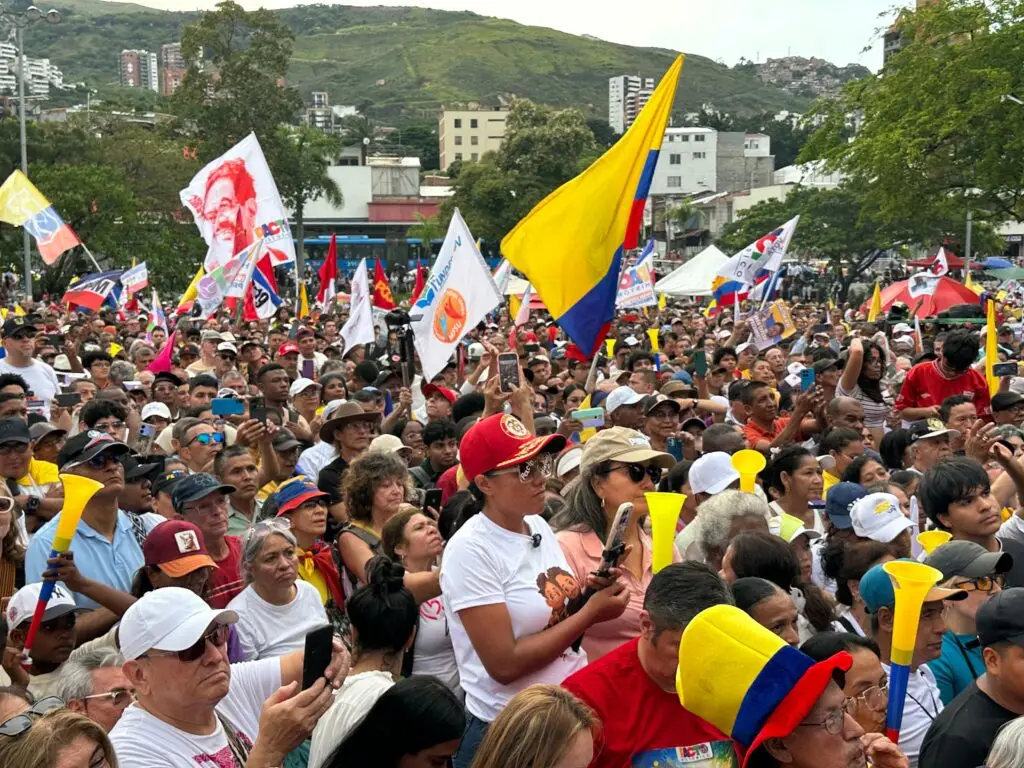 Miles acompañan a Iván Cepeda en su recorrido por Cali. Foto: CW+