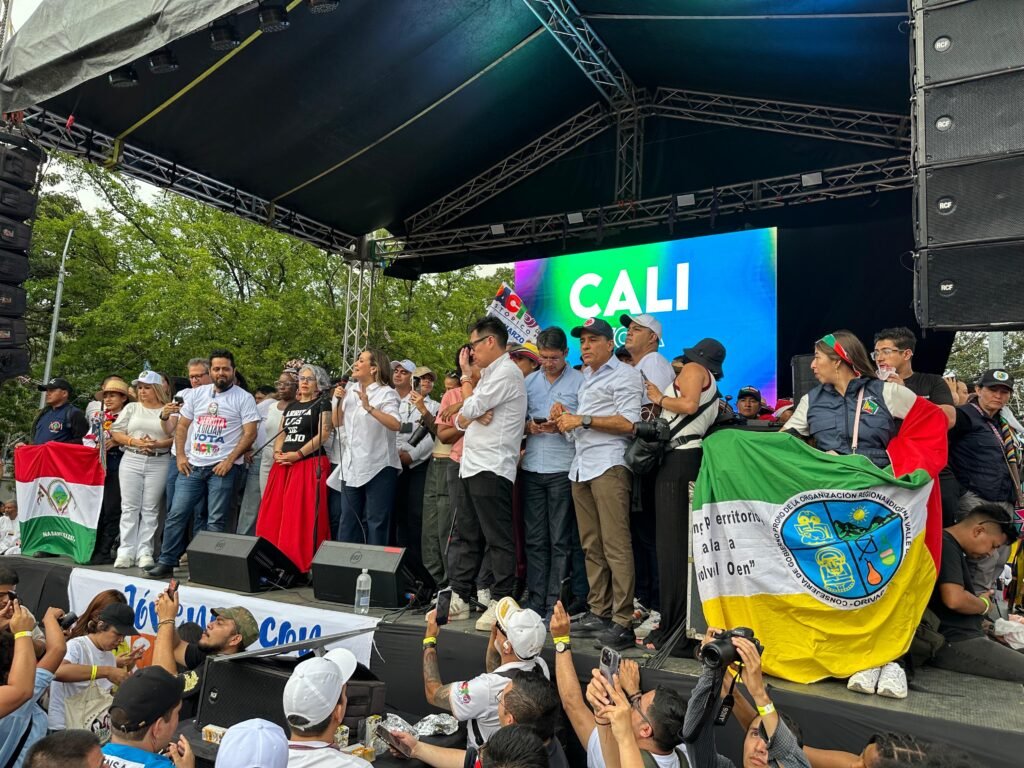 Cali recibe a Iván Cepeda en la Plaza de las Banderas. Foto: CW+