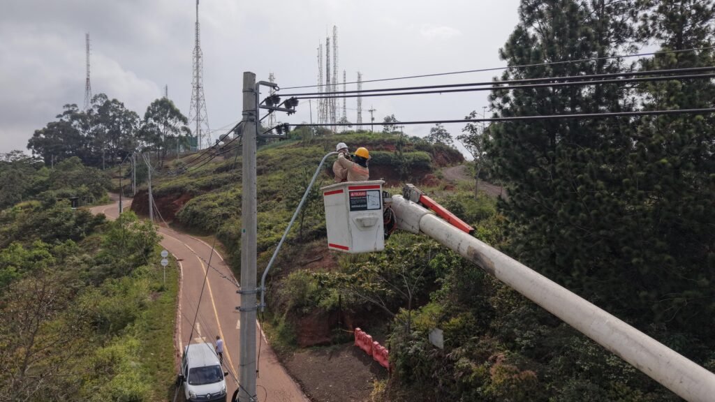 EMCALI restablece el alumbrado en la vía a Cristo Rey