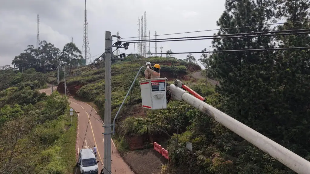 EMCALI restablece el alumbrado en la vía a Cristo Rey