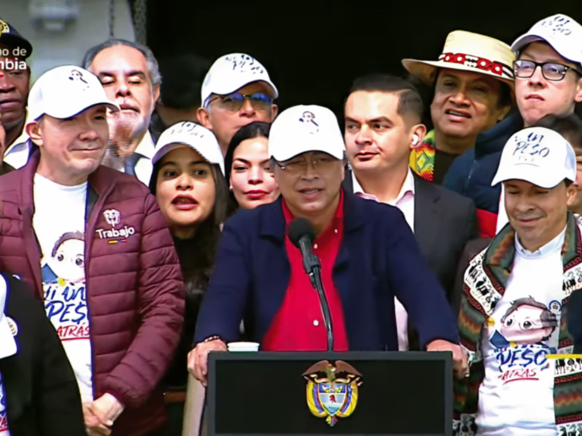 En tarima, Petro defiende salario mínimo vital