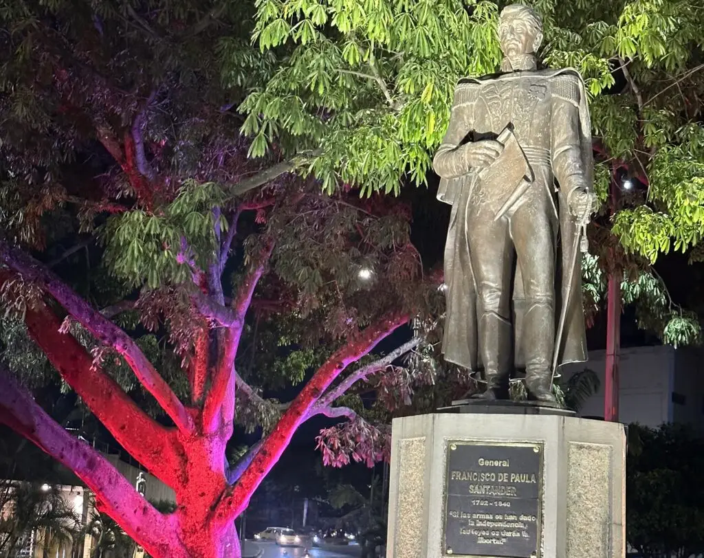 Espacios emblemáticos de Cali se iluminaron de rojo por San Valentín. Foto: Alcaldía de Cali