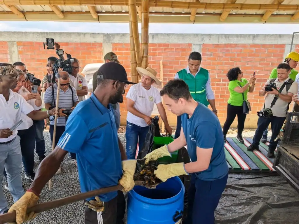 Comuna 15 inaugura planta comunitaria de compostaje. Foto: Alcaldía de Cali
