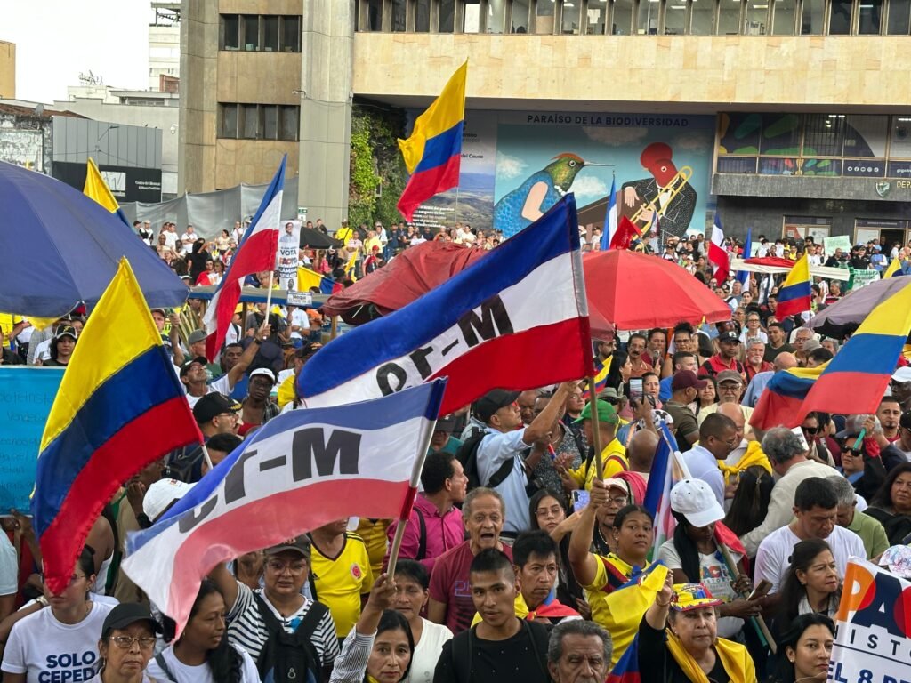 caleños se movilizan por el salario mínimo vital en la Plaza de San Francisco. Foto: CW+