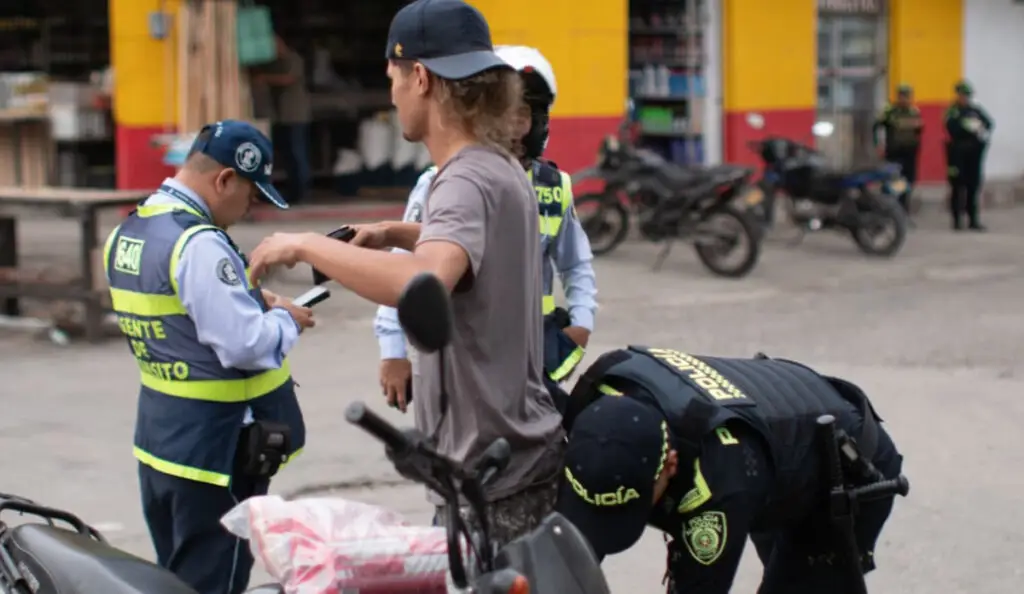 Operativo en la comuna 8 de Cali deja capturado y armas blancas incautadas. Foto: Policía Metropolitana de Cali