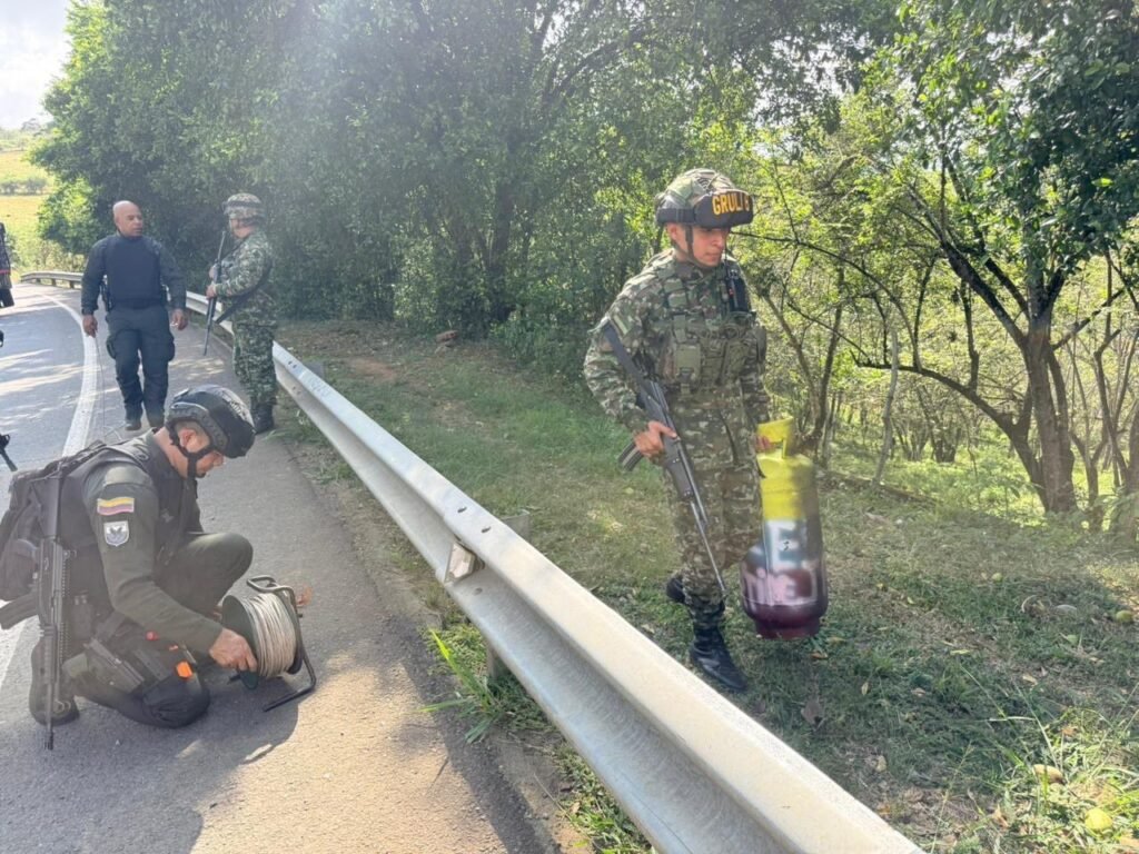 Hallazgo de cilindros en la vía Cali-Dagua genera alerta. Foto: Ejército Nacional