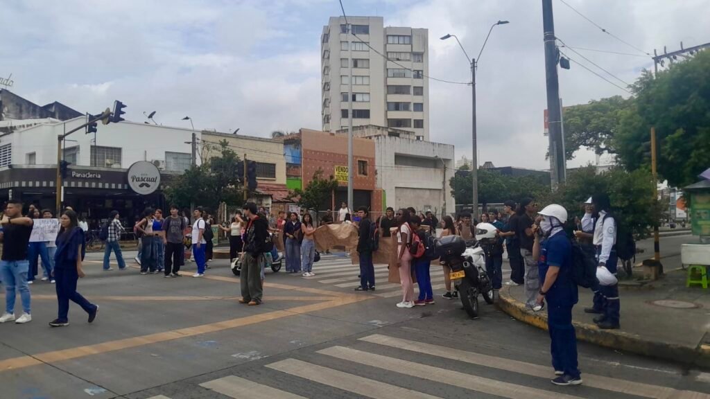 Estudiantes se movilizan en la calle 5 con carrera 36 en Cali