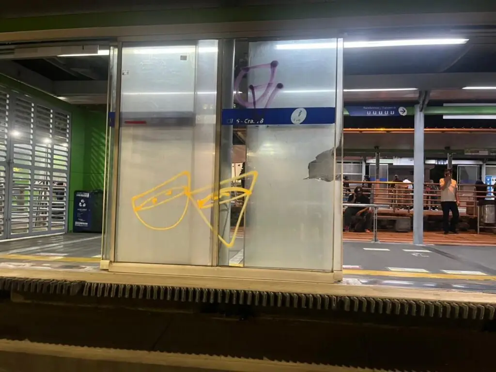 Estaciones del MIO vandalizadas en Cali durante protesta estudiantil. Foto: Alcaldía de Cali