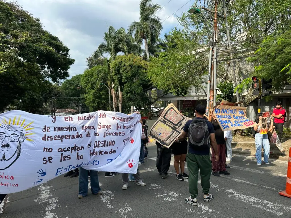 Plantón estudiantil en Cali durante la conmemoración del estallido social. Foto: CW+