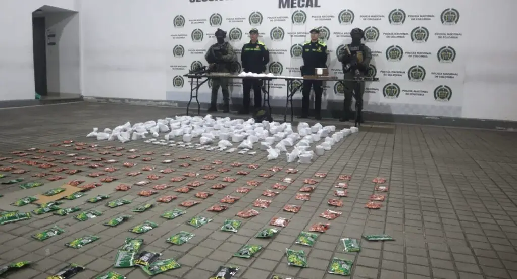 Armas y droga ocultas bajo casas en la comuna 18 de Cali