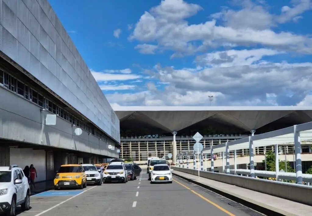 Crece la incertidumbre por desalojos en el aeropuerto Alfonso Bonilla Aragón