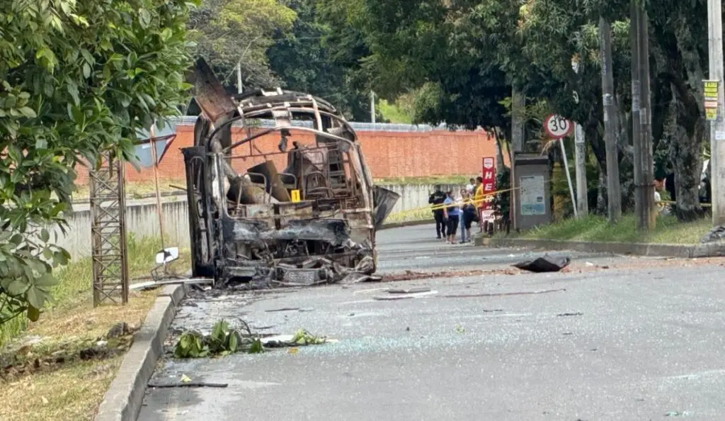 Así quedó la zona del atentado al Batallón Pichincha en Cali. / Foto: CW+.