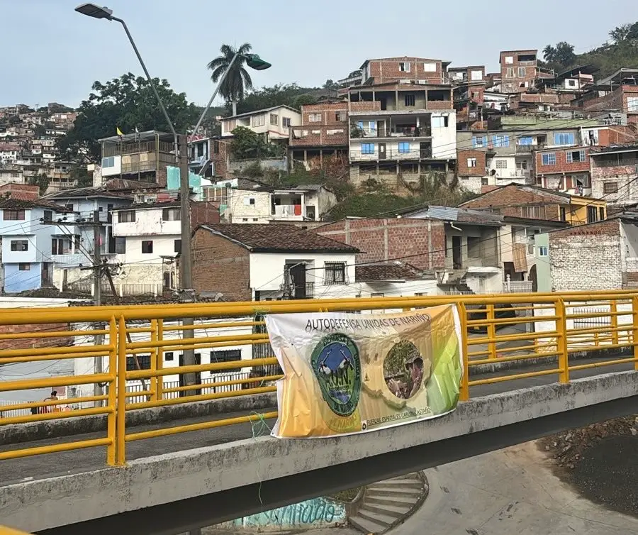 Comunidad alertó por pancarta alusiva a grupo armado en puente de Siloé. Foto: cortesía