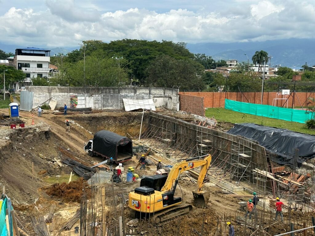 Este es el panorama tras colapso de muro de colegio de Cali. Foto: CW+Noticias