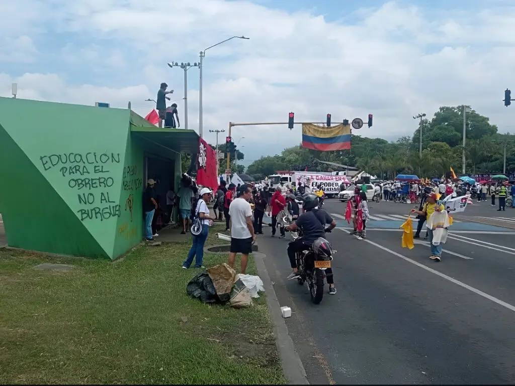 Reportan daños en estaciones del MIO. Foto: redes sociales