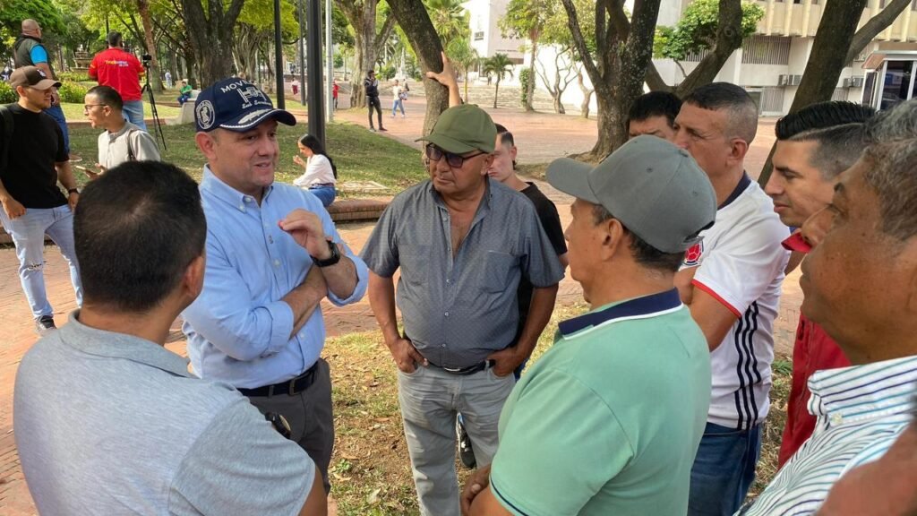 El subsecretario de Movilidad, Luis Fernando Escobar, con transportadores en Cali. Foto: Secretaría de Movilidad.