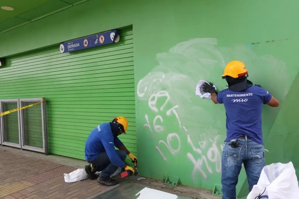 Jornada de limpieza tras desmanes en Cali. Foto: UAESP