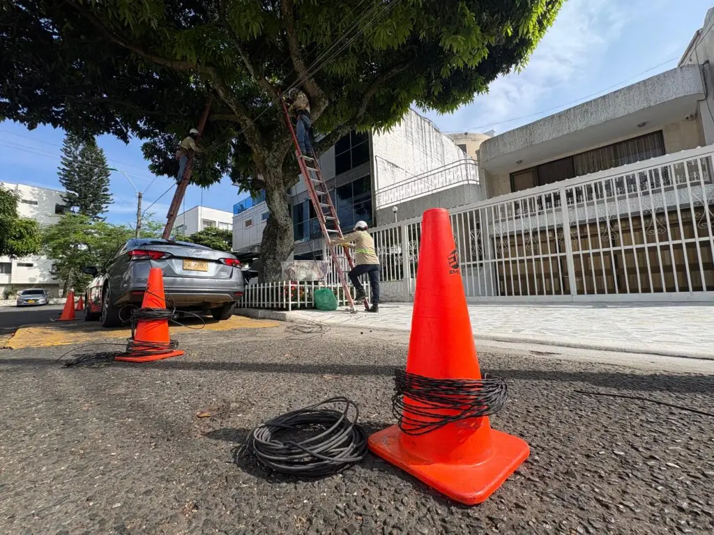 Retiran cables en desuso de Cali. Foto: EMCALI