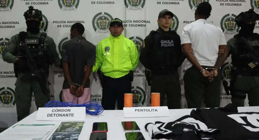 Alias ‘Jey’ y otro hombre fueron capturados por atentado al Batallón Pichincha. Foto: Policía Metropolitana de Cali