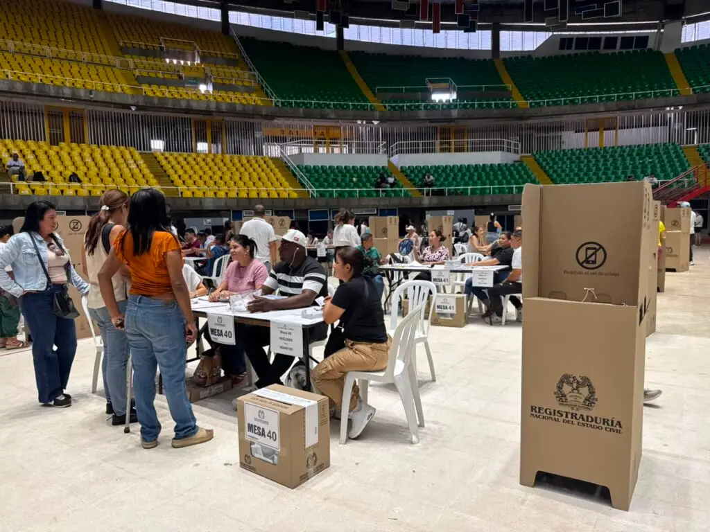 Ciudadanos continúan cumpliendo con la segunda vuelta electoral. Foto: CW+